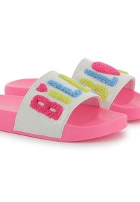 Roza natikače z bleščečo belo naramnico in barvitim, mehkim napisom, ki vključuje modre, zelene, roza in rdeče poudarke.