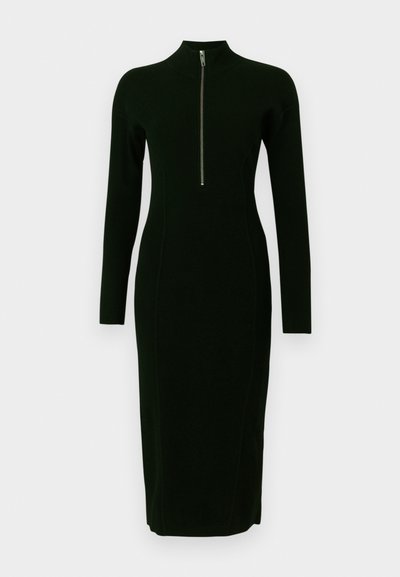 Robe tricotée noire à manches longues et col haut, dotée d'une fermeture éclair à l'avant. Design ajusté avec des détails de coutures verticales.