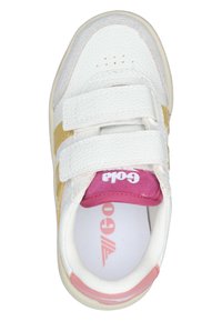 Vit syntetisk sneaker med rosa och guldiga accenter. Har en texturerad yta, två kardborreband och en vadderad tunga.