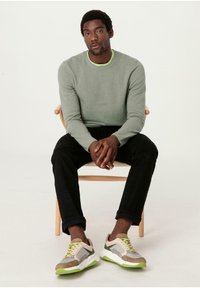 hessnatur Strickpullover - seegras