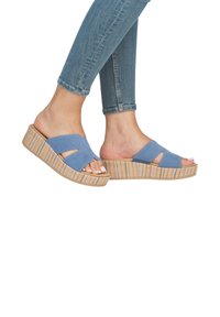 Sandales à plateforme bleues à enfiler avec un design découpé et une semelle rayée multicolore texturée. Matière lisse, style décontracté et design à bout ouvert.