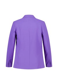 Paarse op maat gemaakte blazer met een geknopt kraag, lange mouwen en accentuerende knopenmanchetten. Glad, mat oppervlak met zichtbare achternaden.