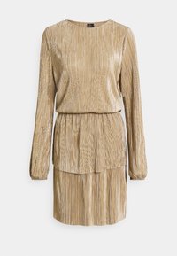 Robe dorée plissée avec des manches longues, un col rond et un design superposé. Fabriquée dans un tissu doux et texturé, présentant de fines lignes verticales.