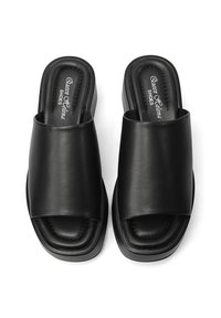 Ciabatte nere in pelle liscia con una ampia fascia superiore, punta aperta e soletta imbottita con dettagli di cucitura discreti.