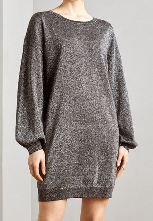 Abito maglione grigio scintillante con una vestibilità morbida, spalle scese, maniche lunghe e polsini a coste. Realizzato in un tessuto metallico testurizzato.
