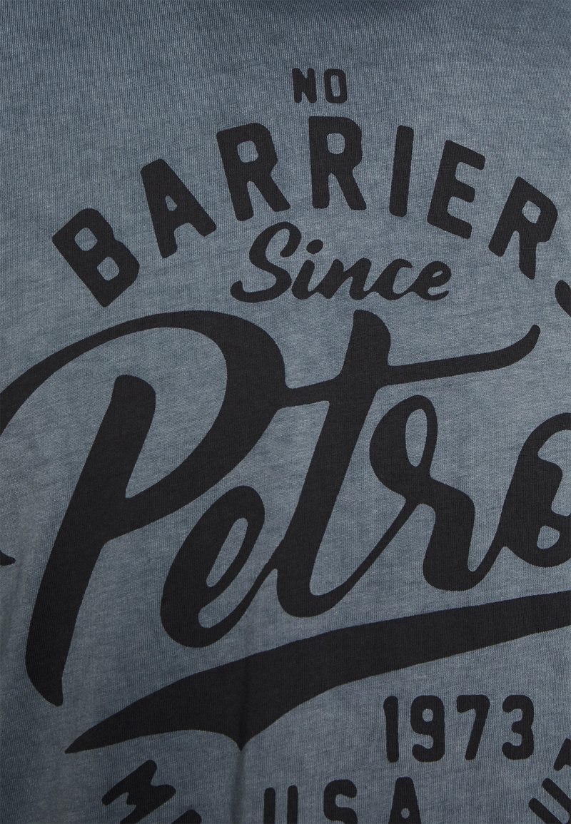 Herren T-Shirts basic | Petrol Industries T-Shirt print raven grey/grau - FO78064 Herren T-Shirts basic | Petrol Industries T-Shirt print raven grey/grau - FO78064
