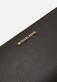 MICHAEL Michael Kors JET SET TRAVEL CONTINENTAL - Carteira - chocolate