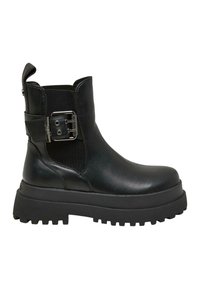 Schwarze Leder-Stiefelette mit elastischem Seitenpaneel, Schnallendetail und dickem Gummisole, die ein strukturiertes, genopptes Muster aufweist.