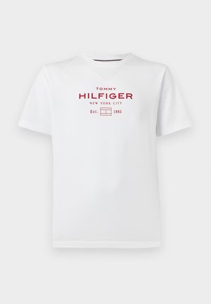 Weißes T-Shirt mit kurzen Ärmeln aus Baumwolle. Mit rotem Logo-Text "TOMMY HILFIGER NEW YORK CITY" und darunter "Est. 1985".