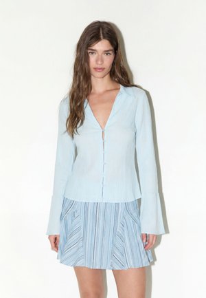 Balmohk, Fitted Buttoned Collar - Blúzka so zapínaním na gombíky - light blue