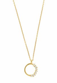 Collana d'oro con un pendente circolare decorato con sette cristalli trasparenti, sospesa su una delicata catena con un design a maglia uniforme.