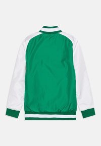 Giacca bomber verde e bianca con una texture liscia, colletto e polsini a costine, caratterizzata da un retro verde uniforme e maniche bianche.