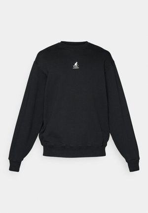 Čierna mikina z bavlneného zmesi, s okrúhlym výstrihom, dlhými rukávmi a malým bielym logom na hrudi. Rúbkované manžety a lem.