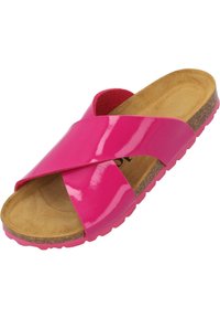 Sandalia de dedo de charol rosa con un diseño cruzado, plantilla de corcho y suela de goma. Acabado suave con una superficie interior texturizada.