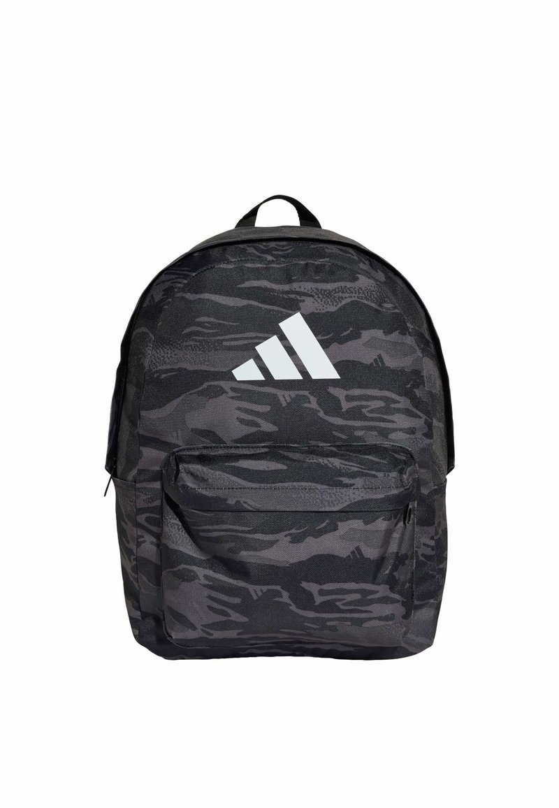 Mochila de camuflaje negra con tirantes ajustables, un asa en la parte superior y un gran bolsillo frontal. Logo de Adidas en blanco prominente en la parte delantera.