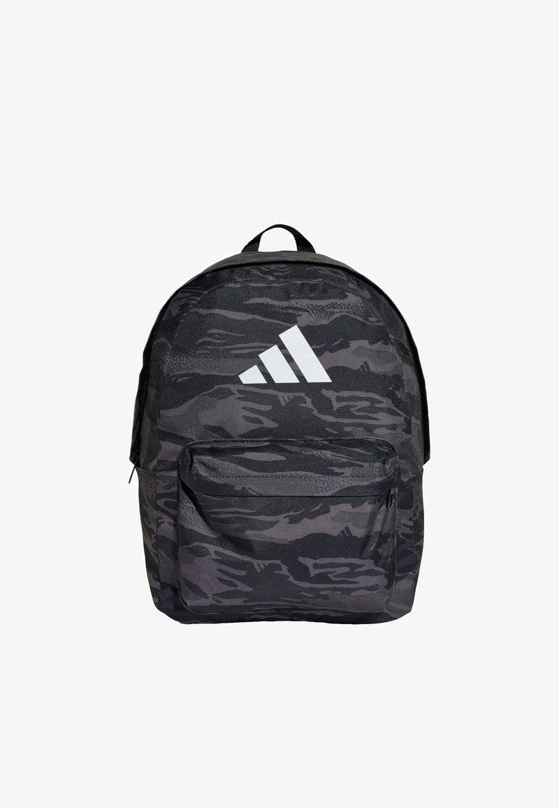 Mochila de camuflaje negra con tirantes ajustables, un asa en la parte superior y un gran bolsillo frontal. Logo de Adidas en blanco prominente en la parte delantera.