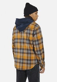 Redefined Rebel DALLAS SHIRT HOOD REGULAR FIT PLUS - Camisa - inca gold