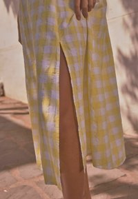 Next PUFF SLEEVE MIDI  - REGULAR FIT - Vardagsklänning - yellow white