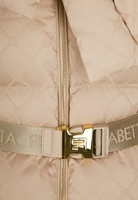 Giacca puffer beige con motivo a rombi obliqui, zipper dorato e una cintura testurizzata con fibbia metallica e logo impresso.