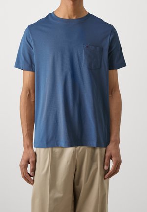 Blue short-sleeve t-shirt made of cotton, featuring a chest pocket and a round neckline. Smooth texture, relaxed fit, and simple design.