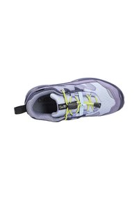 Scarpa da escursionismo leggera con tomaia in rete lavanda, accenti neri e grigi, suola flessibile e lacci gialli brillanti con chiusura a leva.