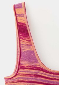 Gros plan d'une bretelle de débardeur tricoté avec un motif rayé rose, orange et violet sur fond blanc.