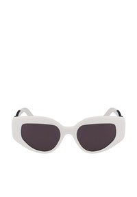 Occhiali da sole bianchi con una forma unica a occhio di gatto, lenti scure e superficie liscia. Decorati con dettagli neri sulle stanghette.