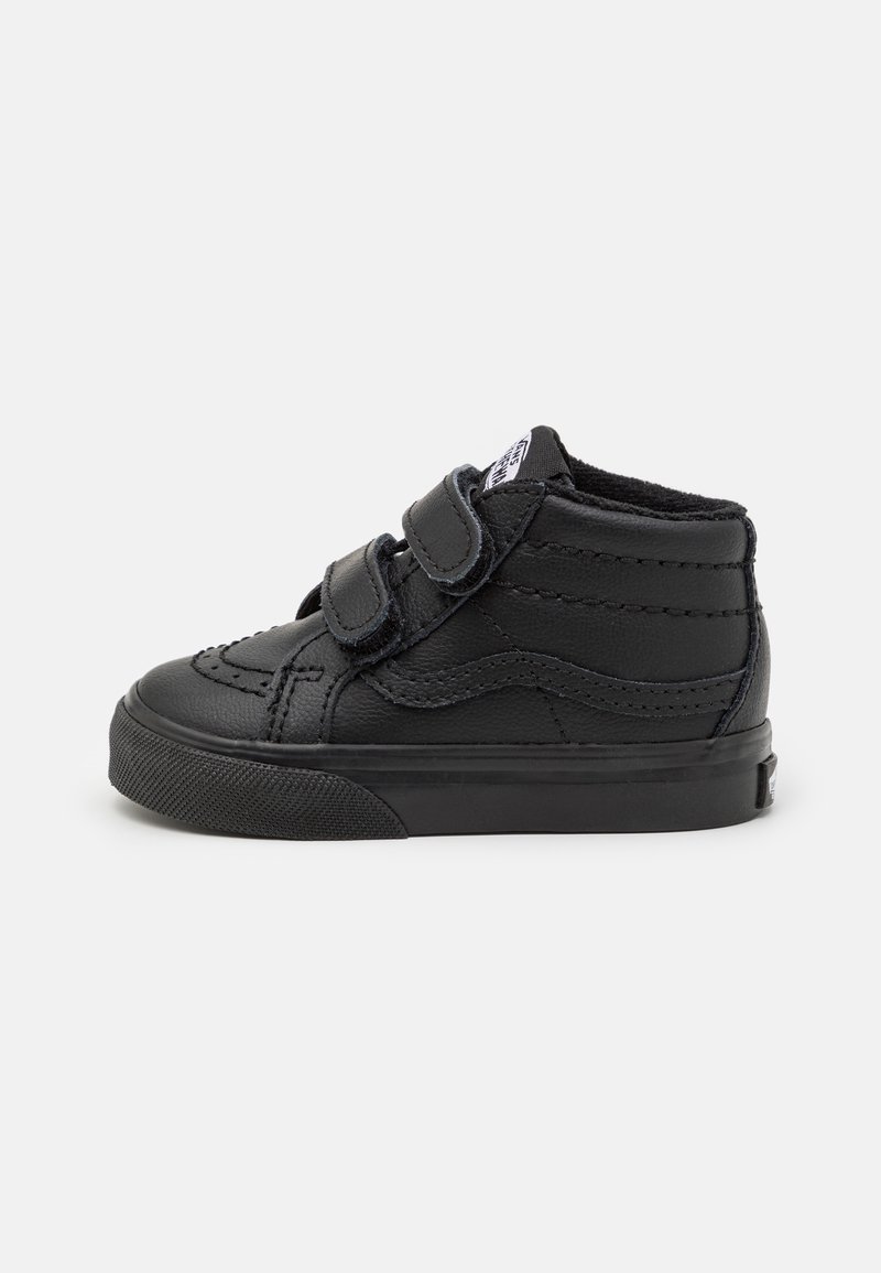 Zwarte hoge peutersneaker met dubbele klittenbandsluitingen, gestructureerde rubberen zool en gestikte details op de gladde leren bovenkant.