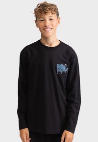 Schwarzes Langarmshirt mit einem lebhaften blauen Grafikdesign auf der linken Brust, aus Baumwollstoff mit einer glatten Textur.