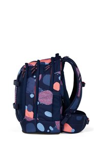 Zaino navy con motivi circolari rosa e blu, dotato di spallacci imbottiti, più scomparti e un design resistente per una funzionalità ottimale.
