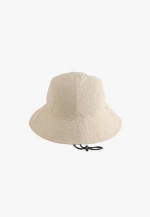 Bob beige avec large bord et cordon de menton noir réglable avec arrêt, vu de dos sur fond blanc.