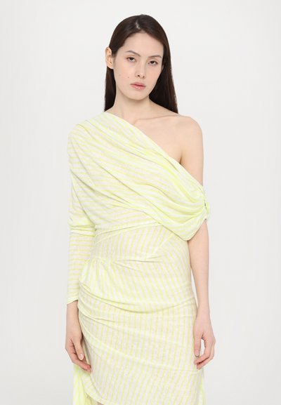 Rochie cu un umăr, realizată dintr-un material galben transparent cu dungi albe, având detalii drapate și o siluetă ajustată. Textura pare ușoară.