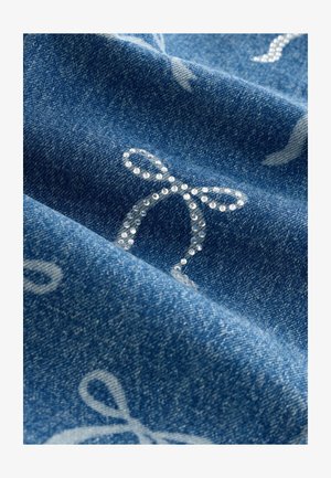 Tissu en denim bleu avec un motif léger de nœuds, orné de petits strass, présentant une surface texturée et un tombé doux.