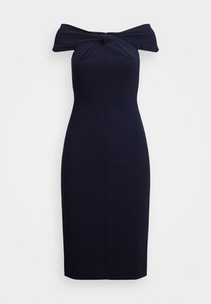 Marineblauwe off-the-shoulder jurk met een gedraaide strikdetail bij de halslijn, aansluitende silhouet en een knielange zoom. Glad stoftextuur.