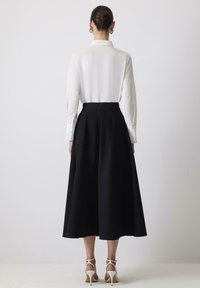 Touché Privé CUT - A-linjainen hame - black