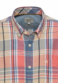 Geruite button-up shirt in een linnenmix met de kleuren rood, blauw, beige en wit. Inclusief een logo patch en contrasterende kraagvoering.