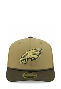 Olivgrüner Baseballcap mit strukturiertem Design, ausgestattet mit einem gestickten Adlerlogo in Gold und dunkelgrün. Flatter Schirm mit strukturierten Akzenten.