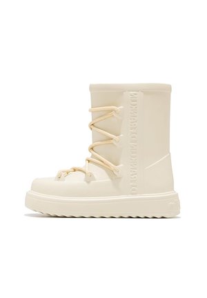 Bota de goma blanca con cordones frontales y cuerdas beige. Detalle de logo texturizado en el lateral y suela acanalada para tracción.