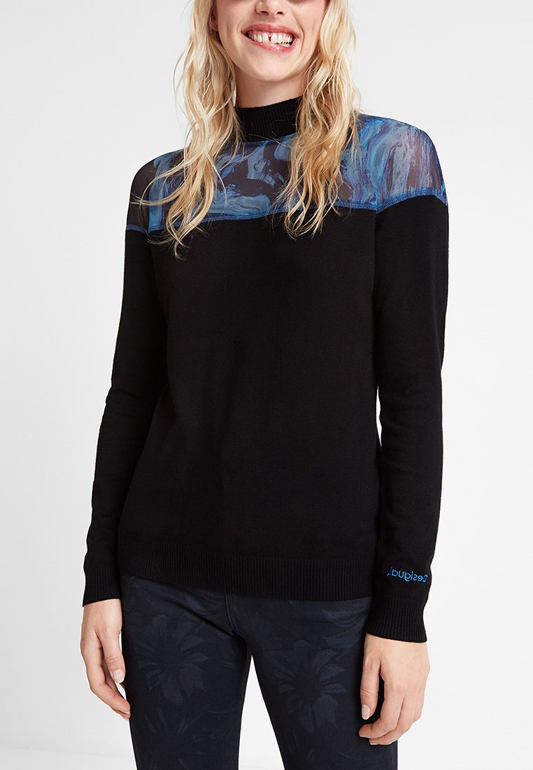 Czarny sweter z teksturowanym, przejrzystym niebieskim panelem w kwiaty na ramionach. Żebrowany kołnierz i mankiety, z subtelnym logo na rękawie.
