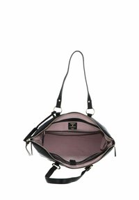 Bolso de mano de cuero negro con un interior rosa claro. Cuenta con un cierre de cremallera, dos asas, herrajes dorados y múltiples compartimentos interiores.