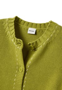 Cardigan vert en laine avec un col côtelé, doté de deux boutons jaunes et d'accents de surpiqûres blanches. L'étiquette porte la mention "STEFANEL".