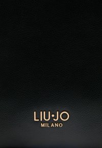 Fekete bőr táska texturált felülettel, alul aranyszínű "LIU·JO MILANO" logóval. Sima felület minimális díszítéssel.