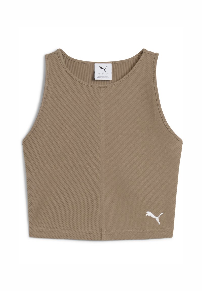 Brązowy, sportowy crop top o ribbowanej fakturze, z okrągłym dekoltem, bez rękawów oraz białym logo Pumy na dolnym prawym rogu.