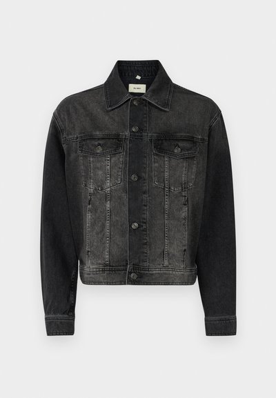 Melnas džinsa jaka ar saīsinātu dizainu, divām krūšu kabatām, pogu aizdari un klasisku apkakli. Visā jakā ir izbalējusi tekstūra.