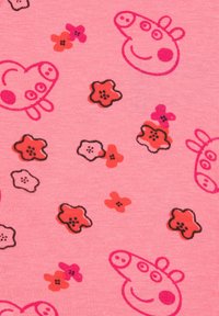 Tessuto rosa con un motivo ripetuto di maiali in stile cartoon e piccoli fiori in tonalità di rosso e rosa, con contorni neri per i dettagli.