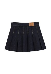 Jeans krilo s pliši, temno modre barve, oranžnimi šivi in svetlo rjavim usnjenim etiketom z vtisnjenimi inicialkami blagovne znamke na pasu.