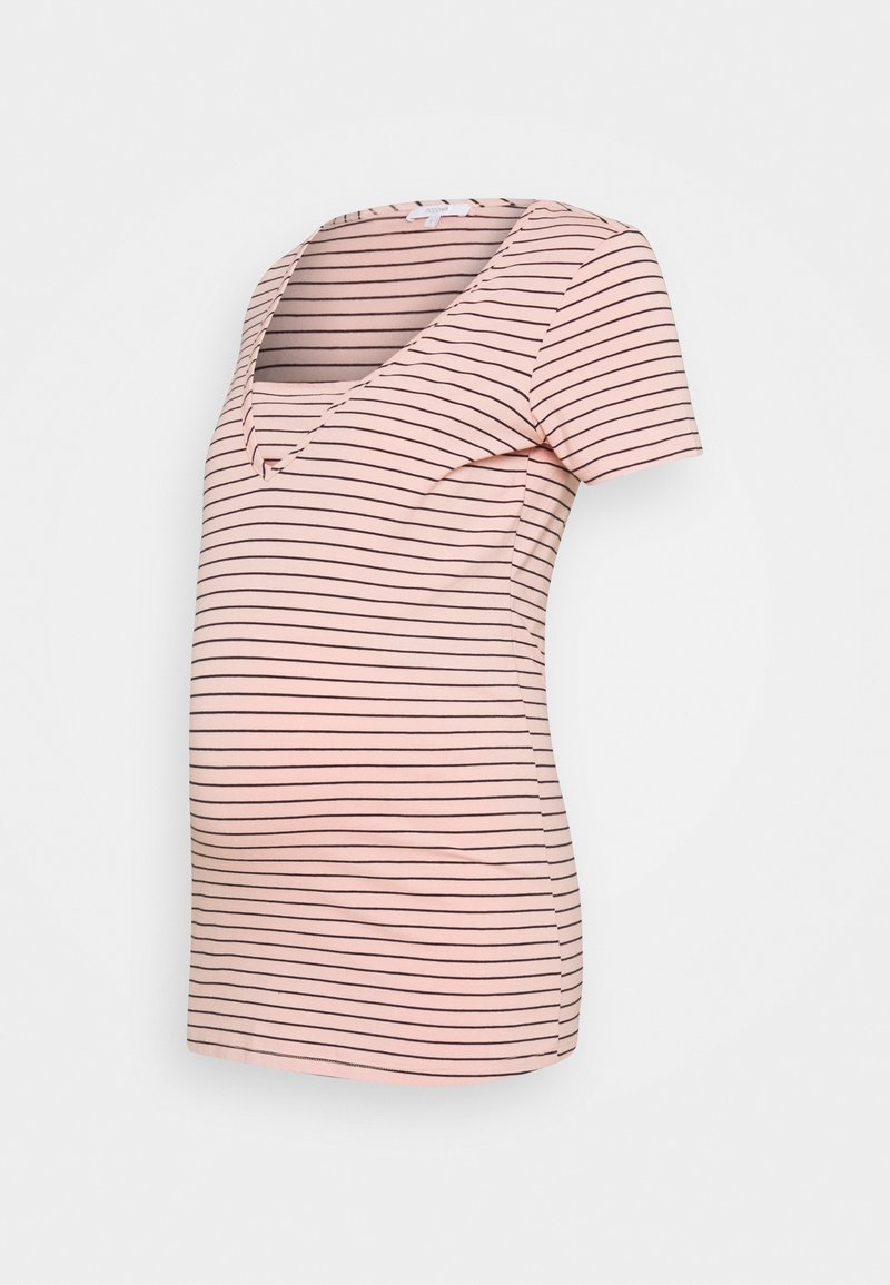 Camiseta de maternidad en rosa claro con rayas horizontales oscuras. Mangas cortas, escote en V, tejido suave con una forma ajustada para mayor comodidad.