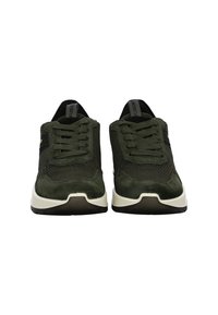 Zapatillas deportivas verde oscuro con parte superior de malla y ante, cordones verdes, medias suelas blancas y suelas exteriores negras, mostradas desde una vista frontal.