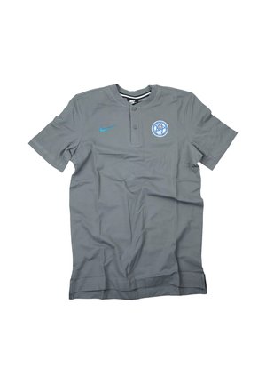 Polo Nike gris à manches courtes avec deux boutons et un logo rond sur le côté gauche de la poitrine, et un swoosh Nike bleu sur le côté droit.