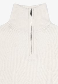 Strikket beige højhalset sweater med halvlukning. Har ribbet tekstur og et subtilt bølgemønster langs stoffet.